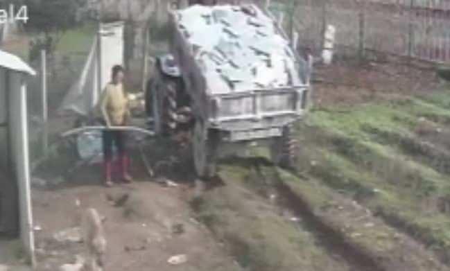 <p>Ben sahibi bulunmayan ve tapusu olmayan yere 2 yıldır kira ödüyorum. Sözde kendi yerinin olduğunu iddiasında bulanan kadına <strong>"Kaç metrekare alan kiraladım. Tapuyu getir, iş yeri ruhsatı alayım" diyorum ve bana sadece yapı kayıt belgesi veriyor. Yapı kayıt belgesi olsa bile belediye ruhsat vermiyor. Ben buradan çıkarım, önemli değil ama yıksınlar. Çünkü ben çıktıktan sonra başka biri oraya girecek ve o kadına para ödeyecek. Ben buraya girerken 17 bin TL peşinat ödedim ve başka biri girdiği takdirde yine peşinat alıp insanları dolandıracak. Buradan ya ben çıkayım ya da yıksınlar. Buranın kimin olduğu belli olsun. Bu yer merkezde bulunuyor. Burası dağ başı değil. Bu yer Denizli’nin Merkezefendi ilçesindeki Bakırlı kavşağının altında bulunuyor. Hem şehir planlamasının hem de sanayinin olduğu yerdeyiz. Biz buranın tapusunun çıkmasını istiyoruz. Kaldığım yere 3 bin 400 TL kira veriyorum"</strong> dedi.</p>