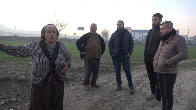 <p><strong>İŞ YERİNİN YANINDAKİ YOLU DA ARAZİSİNE DAHİL ETTİĞİ İDDİA EDİLDİ</strong></p>
<p> </p>
<p>Aniden ortaya çıkan yaşlı kadının her geçen yıl arazisini genişlettiğini, hatta iş yerinin yanından geçen yolu dahi kapattığını iddia eden Hüseyin İlhan da, Memnune K. ile yol kapatma meselesi yüzünden başlayan tartışmalarının arka bahçeye moloz döktürmesiyle büyüdüğünü söyledi.</p>