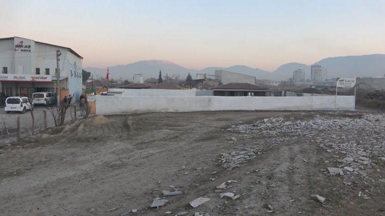 <p><strong>YAŞANANLARA RAĞMEN ARAZİLERİN KENDİSİNE AİT OLDUĞUNU İDDİA ETTİ</strong></p>
<p> </p>
<p>Sahiplendiği 2 iş yerinden 5 ve 2 yıldır kira tahsilatı yapan Memnune K., konuşmak için kapısına kadar gelen kiracılarına kapıları açmadı. Telefonla görüşülen yaşlı kadın, arazilerin kendisine ait olduğu yönündeki iddialarını sürdürürken, kiracılarına belge olarak sunduğu yapı kayıt belgesini nasıl temin ettiği ise merak konusu oldu. </p>