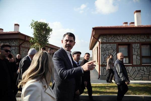 <p>Çevre, Şehircilik ve İklim Değişikliği Bakanı Murat Kurum'un Manavgat'taki yangında zarar gören evlerin yerine yenilerinin yapıldığı alanlarda inceleme yaptı. </p>
