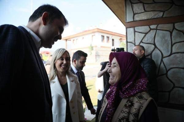 <p>Toplam 896 konutun inşa edildiği bölgede, Cumhurbaşkanı Recep Tayyip Erdoğan, yarın Manavgat'ı ziyaret edip, yapımı tamamlanan 427 konutun anahtar teslimlerini gerçekleştirecek. Törende ayrıca 2 köy konağı ve 1 şadırvan da yer alıyor. Yapımına devam edilen 469 konut ise tamamlandıkça hak sahiplerine teslim edilecek.</p>
