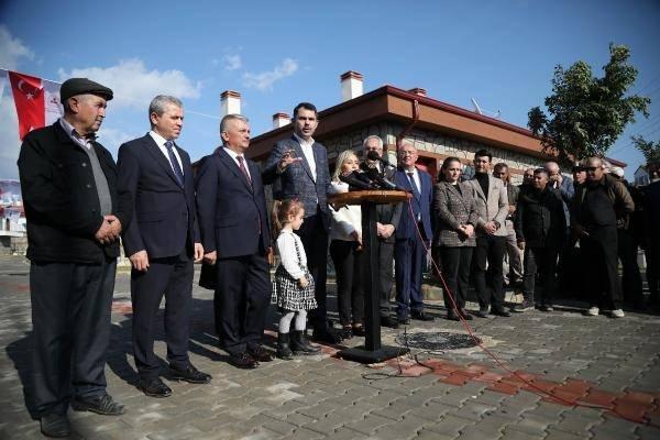 <p>7 Ocak Cumartesi, Antalya'nın tarihi bir güne ev sahipliği yapacağını belirten Bakan Kurum, "Sayın Cumhurbaşkanı'mızın teşrifleriyle Antalya'da toplu açılış töreniyle, içerisinde Bakanlığımızın da 2,5 milyar liralık 32 eserinin bulunduğu yatırımlarımızı Antalyalı kardeşlerimizin hizmetine sunacağız. </p>