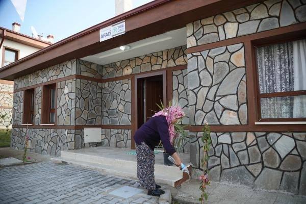 <p>Kalemler'de, Kilimler'de, Demirciler'de, Karaburun'da Fatma teyzemizleydik. Oymapınar, Tilkiler, Yaylaalan'da, Güzelbağ'da milletimizin yanındaydık. Bayır'da Ayşe kardeşimizleydik. Karaöz'de İbrahim amcamızın hikayesi tüm Türkiye'nin hikayesi oldu" diye konuştu.</p>