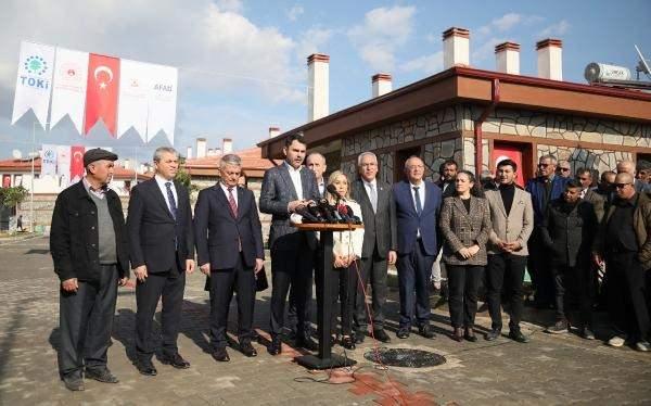 <p><strong>'BÜYÜK BİR AFETTİ, YAKTI GİTTİ'</strong></p>
<p>Kalemler'de evi ve tüm eşyalarını yangında kaybeden Mehmet Okudan (55), yangını hatırlatarak, "Büyük bir afetti, çünkü ateş yerden gelmedi, havadan uçarak geldi. Bizim evlerimizi yaktı. Kimse evinden hiçbir şey alamadı. Nasıl olduğunu kimsenin anlama şansı olmadı, geldi, yaktı ve gitti. Biz de kendi elbiselerimizle dışarıda kaldık. Evim 2 katlıydı. Evimi ve eşyalarımın hepsini kaybettim, hiçbir şey kurtulmadı. Buraya devletimiz sağ olsun, böyle bir imkan sağladı ve buraya yapıldı. Yapılan ev iyi, çok güzel. Cumhurbaşkanı'mız sağ olsun, aşağıyı depo, yukarıyı ev olarak, bu şekilde yapılmış olarak bize teslim ettiler. Eşim ve üniversitede okuyan kızımla 3 kişi yaşıyoruz" diye konuştu.</p>