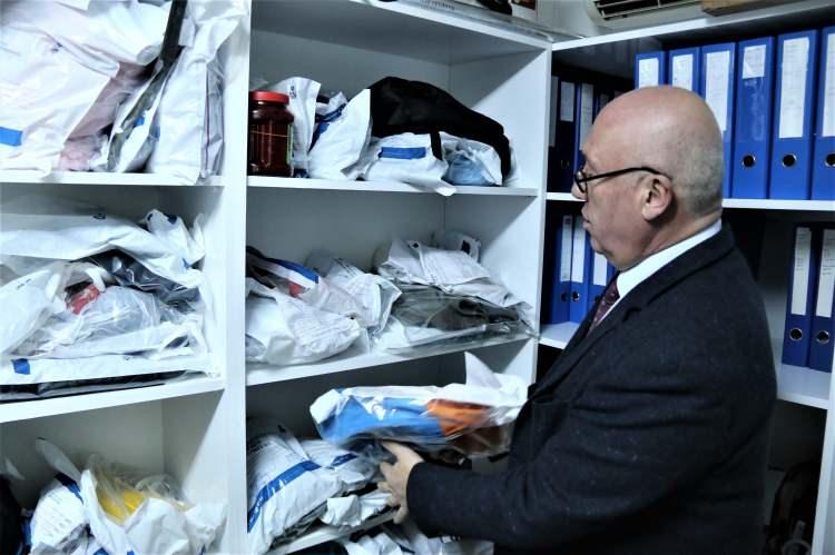 <p>toplu taşıma araçlarında her gün onlarca eşya unutulurken, eşyalar şoförün paketlemesinin ardından Antalya Büyükşehir Belediyesi Ulaşım Planlama ve Raylı Sistem Dairesi Başkanlığı bünyesindeki Kayıp Eşya Bürosu'na getiriliyor. </p>
