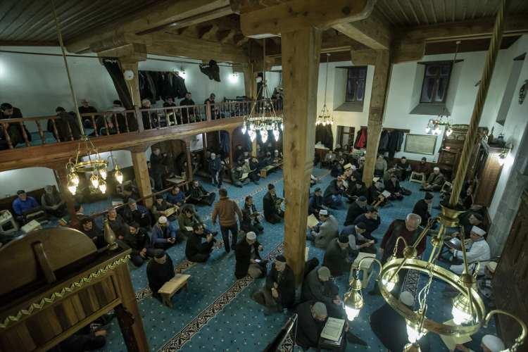 <p>Hatim geleneğinin 16 Aralık'ta başladığını ve ocak ayının ikinci haftasındaki cuma namazı öncesi yapılacak hatim duasıyla tamamlanacağını dile getiren Can, şöyle konuştu:</p>
