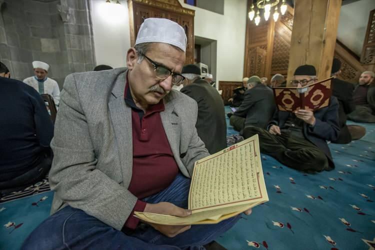 <p>"Elhamdülillah bugün tarihi Ayaz Paşa Cami, İhmal Cami ve diğer 146 camimizde bu güzel gelenek ifa ediliyor. Bütün kardeşlerimiz seher vaktinde gece saat 2-3 gibi camilerimize gelerek sabah namazına kadar Kur'an-ı Kerimlerini okuyor. Kılınan sabah namazının ardından da dua yapılarak evlerine gidiyorlar. Aynı şekilde akşam ve yatsı namazları arasında da Mevla'mızın kelamı doya doya okunuyor ve bir anlamda rahmet olarak gerek Erzurum'umuza, gerekse bu aziz vatanın dört bir köşesine iniyor. Biz biliyoruz ki yüce Mevla'mızın kelamı bizler için bir tebliğ, bildiri ve mektuptur. Elhamdülillah bir ay boyunca Mevla'mızın bu mektubu doya doya okunuyor."</p>
