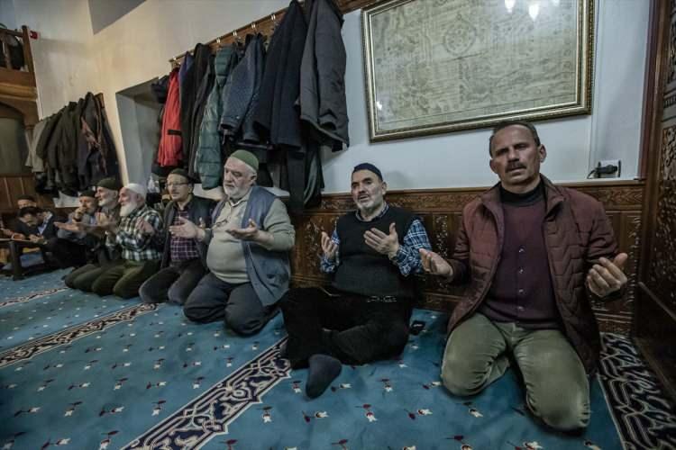 <p>Tarihi Ayaz Paşa Cami müezzini Ali Rıza Bağdaş da 17 yıldır tarihi camide görev yaptığını vurgulayarak, "Gece saat 3,5 gibi camiye geliyorum. Camiyi cemaate hazır hale getiriyorum. 1001 Hatim geleneğimiz 500 yılı aşkındır başta bu cami olmak üzere devam ediyor. Her gün okunan hatimlerin ardından bir hayırsever tarafından çevredeki lokantalarda cami cemaatine çorba ikramında bulunuyor." dedi.</p>