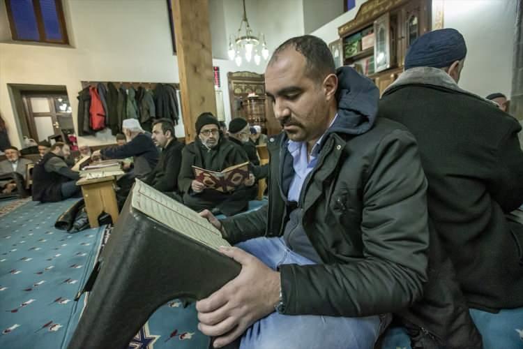 <p>Cami cemaatinden 74 yaşındaki Muhammet Sıddık Keleşoğlu ise hatim geleneğine 60 yıldan fazladır katıldığını ve bir ay boyunca gece saatlerinden sabahın ilk saatlerine kadar Kur'an-ı Kerim okuduklarını söyledi.</p>