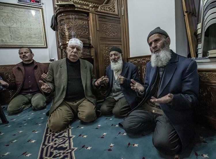 <p>Vatandaşlardan 55 yaşındaki Abdullah Keleşoğlu da çocukluk yaşlarından bu yana hatimlere katıldığını belirtti.</p>