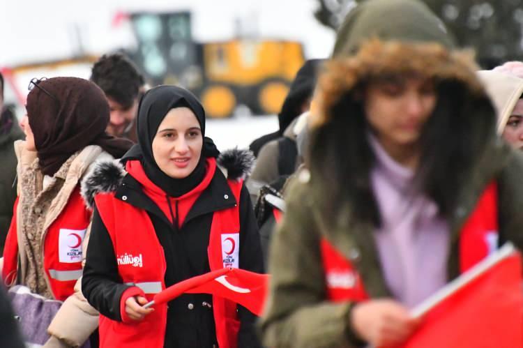 <p>Toplanma alanına Gençlik ve Spor Bakanı Mehmet Muharrem Kasapoğlu, Aile ve Sosyal Hizmetler Bakanı Derya Yanık, Kars Valisi ve Belediye Başkan Vekili Türker Öksüz, AK Parti Kars milletvekilleri Ahmet Arslan ve Yunus Kılıç ile çok sayıda siyasetçi ve bürokrat katılıyor.</p>

<p> </p>
