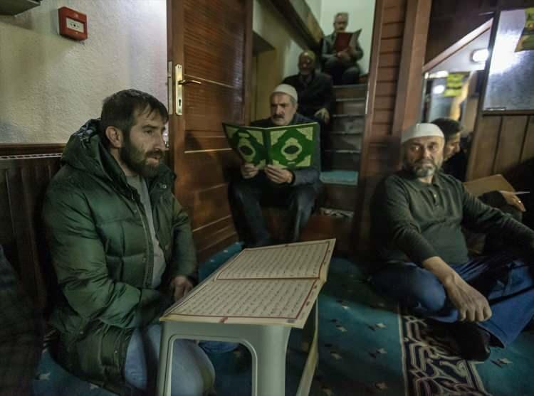 <p>Aynı şekilde akşam ve yatsı namazları arasında da Mevla'mızın kelamı doya doya okunuyor ve bir anlamda rahmet olarak gerek Erzurum'umuza, gerekse bu aziz vatanın dört bir köşesine iniyor. Biz biliyoruz ki yüce Mevla'mızın kelamı bizler için bir tebliğ, bildiri ve mektuptur. Elhamdülillah bir ay boyunca Mevla'mızın bu mektubu doya doya okunuyor."</p>

