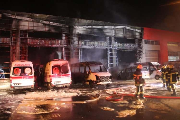 <p>Yaklaşık 1 saat süren çalışmanın ardından alevler kontrol altına alınırken, 2'si ambulans 10'a yakın araç kullanılamaz hale geldi.</p>
