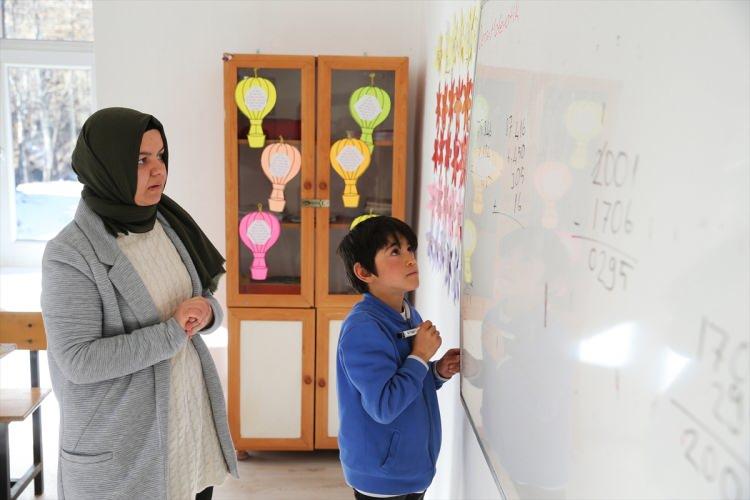 <p><strong>"Akpınar köyü ilçe merkezine 50 kilometre, en yakın okulumuza 20 kilometre mesafede. Tabii bu 20 kilometre virajlı yolların olduğu bir mesafe ve çocuklarımız yaklaşık 1,5 saat okula gidip geliyordu ama şu anda köy okulunun açılmasıyla öğrencilerimiz hem yol yorgunluğundan kurtuldu hem yoldaki zaman kaybını telafi etmiş oldu."</strong></p>