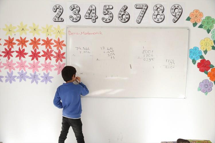 <p><strong>"Dayanışma içerisinde okulumuzu açtık. Bu bizim çocukluğumuzun okulu, tekrar açılması bizi onurlandırdı." </strong>diye konuştu.</p>