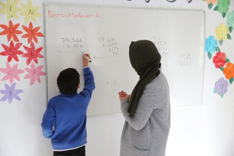 <p><strong>'TEKRAR AÇILMASI BİZİ ONURLANDIRDI'</strong></p>
<p> </p>
<p>Akpınar köyü muhtarı Ayvaz Akgün ise okulun açılmasının köyde memnuniyetle karşılandığını belirterek, <strong>"Dayanışma içerisinde okulumuzu açtık. Bu bizim çocukluğumuzun okulu, tekrar açılması bizi onurlandırdı." </strong>diye konuştu.</p>