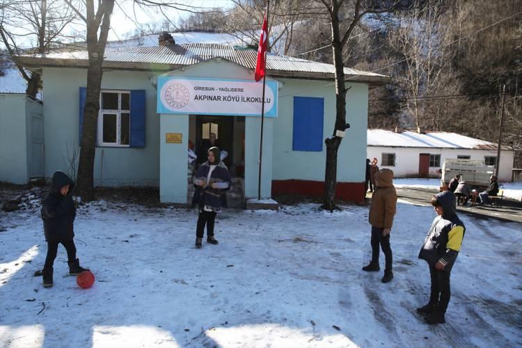 <p>Okulda üç öğrenci olması dolayısıyla öğretmen ile öğrencilerin daha verimli zaman geçirdiğini dile getiren Öztürk, öğrencileri geleceğe daha iyi hazırlamak istediklerini ifade etti.</p>