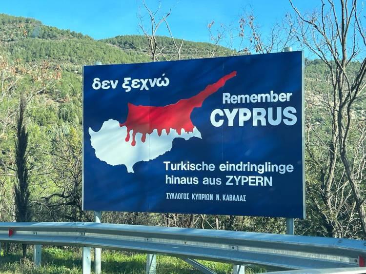 <p><span style="color:rgb(255, 0, 0)"><strong>HABER7</strong></span></p>

<p>Kıbrıs’ta KKTC’yi yok sayarak tek devletli çözümü dayatan Yunanistan, küstah tavrını sürdürüyor. 1974 yılında Türkler’in katliamdan kurtarıldığı Kıbrıs Barış Harekatı’ndan rahatsızlık duyan Yunanlılar, Kuzey Kıbrıs Türk Cumhuriyeti toprakları olarak belirlenen coğrafyayı kanlı figürlerle yansıtmaya devam ediyor.</p>

