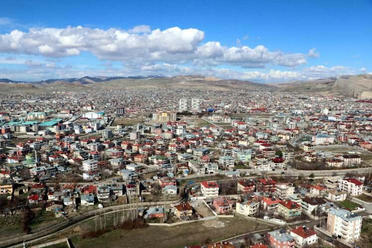<p> Daha önceleri bir sızıntıdan ibaretmiş. Burada yaşayanlar hayvanlarının ayaklarına sürüyorlarmış uyuz ve diğer hastalıklar için. Onun dışında çıraların tutuşması ve aydınlatmada da kullanıyorlar" dedi.</p>
