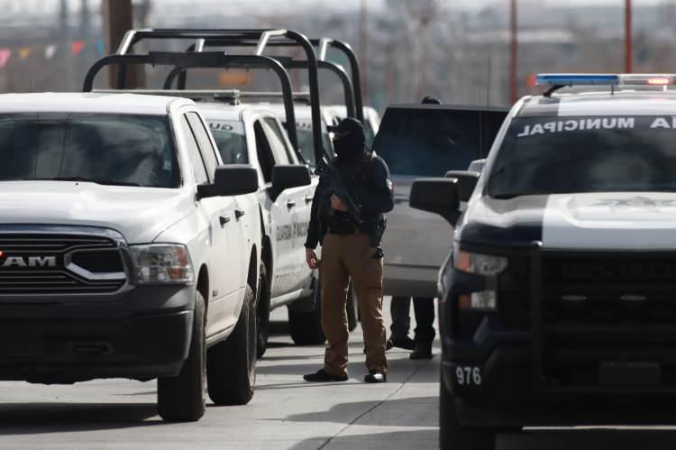 <p>Meksika'nın Ciudad Juarez şehrindeki CERESO eyalet hapishanesinde çıkan isyanda aralarında gardiyanlarında bulunduğu 14 kişi can verdi. Güvenlik güçleri, hapishane çevresinde tedbir aldı.</p>

<p> </p>

