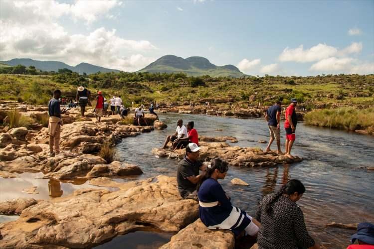 <p><strong>Kudulara dikkat</strong></p>

<p>Gerek Bourke'nin Şans Çukurlarını gerekse bölgedeki diğer turistik merkezleri ziyaret edecek sürücülerin yolda sıklıkla karşılacakları "Kudu Çıkabilir" levhalarını dikkate almaları gerekiyor.</p>

<p>Yöreye özgü bir antilop türü olan ve bu bölgede sürüler halinde yaşayan kudular, sıklıkla çitleri aşıp otoyola çıkabiliyor. Bu durum, zaman zaman ölümlü kazalara da yol açıyor.</p>
