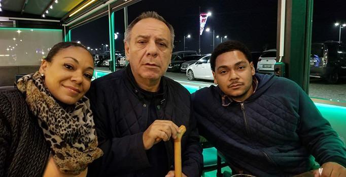 <p><span style="color:#000000"><strong>Pırlant ile iki kez görüşen ve hatta fotoğraf çektiren kardeşlerden Candice, görüşme sonrası "Ben babamı az çok hatırlayabiliyorum, 1985 yıllarında ben küçük bir çocuktum ve onun hayatımızın bir parçası olduğunu hayal meyal hatırlıyorum. Küçüktüm ve karnım acıkmıştı, babamdan bana bir şeyler almasını istemiştim. Babam, 'Tamam, sana yemek almaya gidiyorum' deyip gitti. Onunla ilgili hatırladığım son şey bu" ifadelerini kullanmıştı. </strong></span></p>

