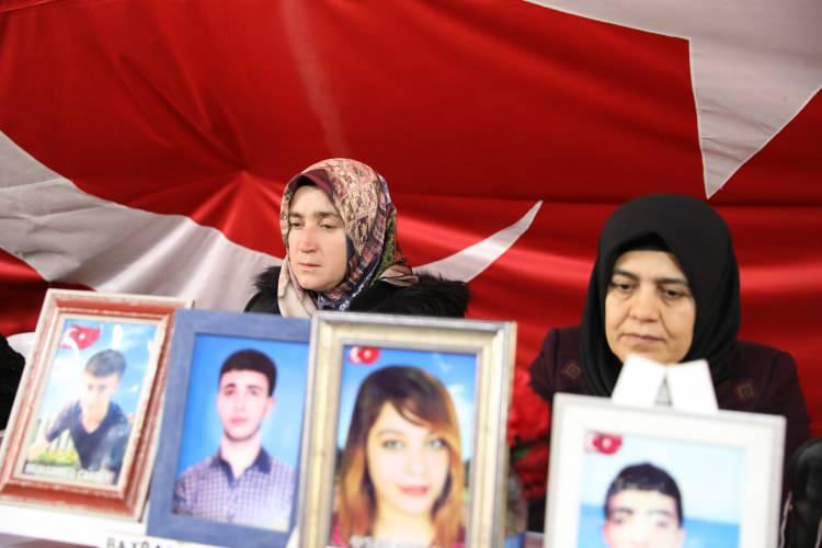 <p>Anne Güzide Demir ise oğlu Aziz için evlat nöbetini sürdürdüğünü belirtti.</p>