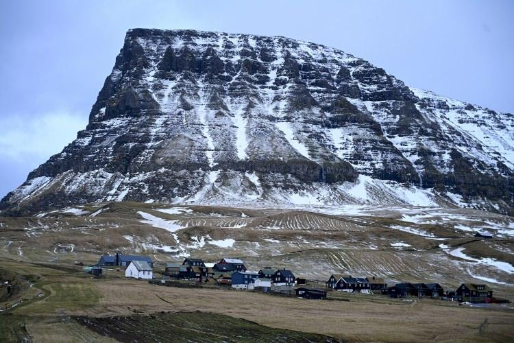 <p>Sorvagur adasında yer alan Bour isimli köydeki evler, hava kararınca ışıklandırılıyor.</p>
