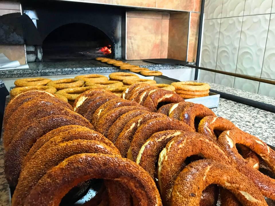 <p>Simit hamurunu hazırlamak için. Hamuru yoğuruyoruz ilk başta, daha sonra başlıyoruz ve öğle saatlerine kadar sürüyor simit hazırlama ve pişirmemiz. </p>
