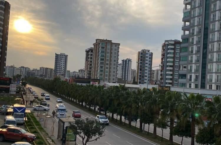 <p>Bugün Adana’nın en lüks yerlerinde Aliya İzzet Begoviç Bulvarı’nda bile var. Başıboş hayvanlar 10-15 tane çeteleşmiş şekilde dolaşıyorlar. Bu da bizim ev satışı yapmamızda ciddi anlamda sorunlar oluşturuyor. </p>