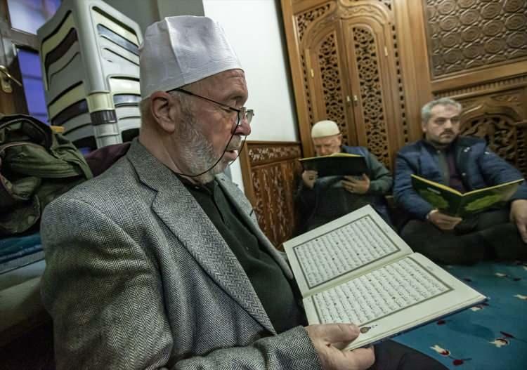 <p>Her yıl aralık ayının ortalarında başlayıp bir ay boyunca süren gelenek kapsamında, vatandaşlar gece saatlerinde hava sıcaklığının sıfırın altında 10 dereceye kadar düştüğü kentteki 147 camide bir araya gelerek sabaha kadar Kur'an-ı Kerim okuyup dua ediyor.</p>