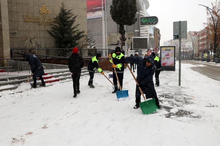 <p>Güneşli havanın hakim olduğu Van'da, bu sabah saatlerinde itibaren kar yağışı başladı. Kar kalınlığı kent merkezinde 5, yüksek kesimlerde ise 20 santimetreye ulaştı.</p>
<p> </p>