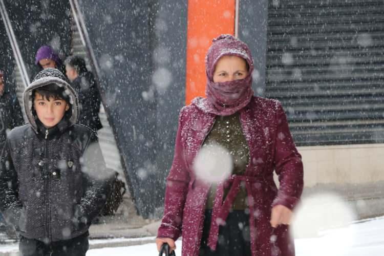 <p>İpekyolu Belediyesi'nde görevli temizlik işçileri de ellerinde küreklerle kaldırımlarda kar temizliği yaptı. </p>