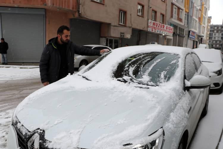 <p>Yetkililer, sürücüleri mecburi olmadıkça trafiğe çıkmamaları konusunda uyardı. Kar yağışı altında yürüyen Ferhat Timur, "Van'ın güzelliği kar ile oluyor. Bu yıl, kar yağmadığı için kuraklık nedeniyle Van Gölü'nde çekilme oldu. Umarız bundan sonra iyi bir kar düşer, su kaynakları da bol olur" diye konuştu. </p>

