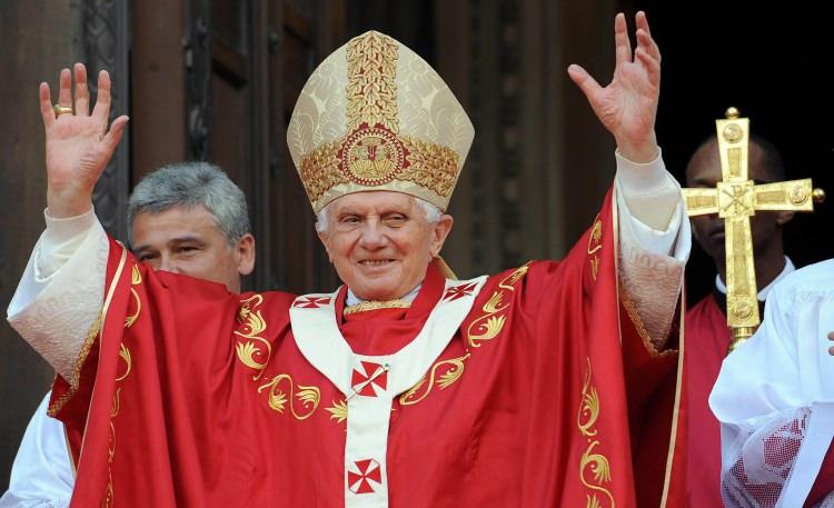 <p>Katolik Kilisesi tarihindeki 265. papa olarak tarihe geçen, Alman vatandaşı olan ve asıl adı Joseph Ratzinger'i papa olduktan sonra 16. Benediktus olarak değiştiren Emerit Papa, hastalığından dolayı 10 yıl önce papalık görevini bırakmıştı.</p>
