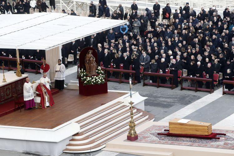 <p>Kilise tarihinde yaklaşık 600 yıl sonra hayattayken görevi bırakan ilk papa olan 16. Benediktus, emerit olmasından dolayı Vatikan'da resmi devlet töreni yerine kendisinin de isteğiyle sade bir cenaze töreniyle uğurlandı.</p>
