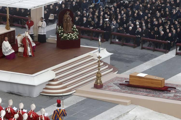 <p>Eski Vatikan Devlet Başkanı ve Katoliklerin önceki ruhani lideri Emerit Papa 16. Benediktus'un naaşı ölümünün ardından 2, 3 ve 4 Ocak tarihlerinde San Pietro Bazilikası içinde ziyarete açılmış ve üç günde yaklaşık 200 bin kişi tarafından ziyaret edilmişti.</p>
<p>Vatikan, şimdiye kadar görevdeyken ölen papalar için cenazede kullandığı bazı sembolleri emerit olmasından dolayı 16. Benediktus'ta kullanmayarak haçlı baston, omuzlardaki haçlı yün kurdele ve papalık sembolü olarak bilinen bordo renkli ayakkabılar naaş üzerine konulmadı.</p>