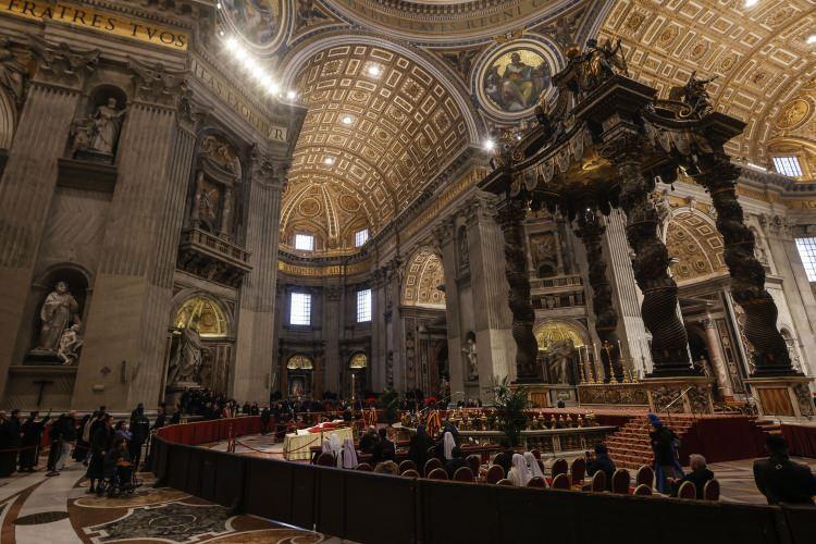 <p>Şimdiki Papa Franciscus'un yönettiği cenaze ayinine Almanya Cumhurbaşkanı Frank-Walter Steinmeier ve Başbakan Olaf Scholz, İtalya Cumhurbaşkanı Sergio Mattarella ve Başbakan Giorgia Meloni, Portekiz Cumhurbaşkanı Marcelo Rebelo de Sousa, Belçika Kralı Philippe, İspanya eski Kraliçesi Sofia, Kolombiya Dışişleri Bakanı Alvaro Leyva Duran'ın da bulunduğu üst düzey devlet yetkilileri katıldı.</p>