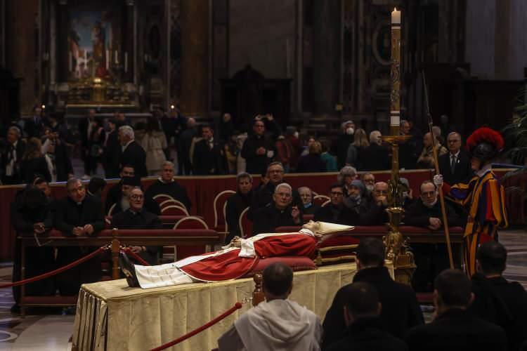 <div> 16. BENEDİKTUS KATOLİK KİLİSESİNİN MODERN TARİHİNDE İSTİFA EDEN İLK PAPA OLDU</div>
<div> </div>
<div>Vatikan'da 2005-2013 yıllarında papalık görevini yürüten Joseph Ratzinger, Katolik Kilisesinin modern tarihinde istifa eden ilk papa olarak tarihe geçti.</div>