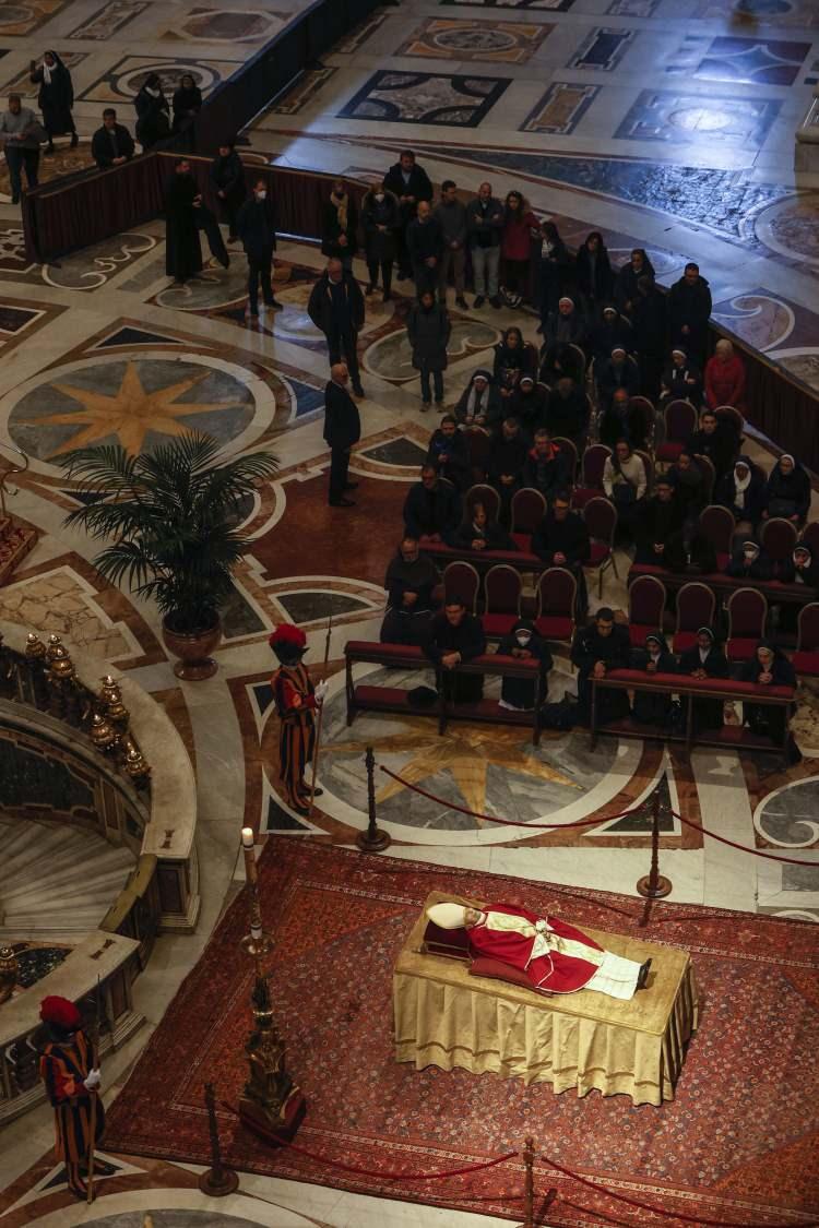 <p>Yaklaşık 1,5 saat süren cenaze töreninin ardından 16. Benediktus'un naaşı San Pietro Bazilikası'ndaki papalık mezarlar odasına götürüldü.</p>
