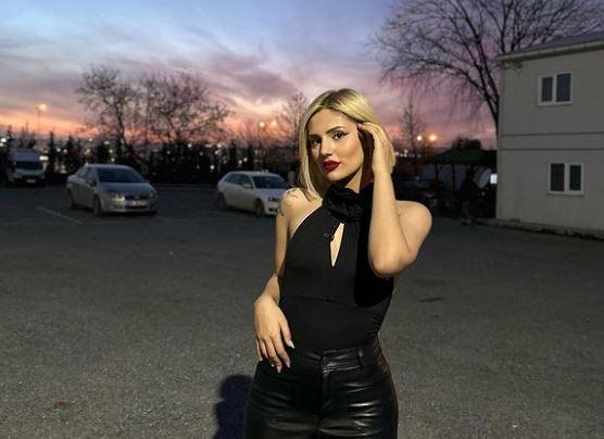 <p><span style="color:#B22222"><strong>Instagram</strong></span><span style="color:#800080"><strong> ve </strong></span><span style="color:#B22222"><strong>TikTok</strong></span><span style="color:#800080"><strong>ta aktif paylaşımlarda bulunan sosyal medya fenomeninin TikTokta 1</strong></span><span style="color:#B22222"><strong>.3 Milyon</strong></span><span style="color:#800080"><strong>, instagramda ise </strong></span><span style="color:#B22222"><strong>250 bin</strong></span><span style="color:#800080"><strong> takipçisi bulunuyor. </strong></span></p>
