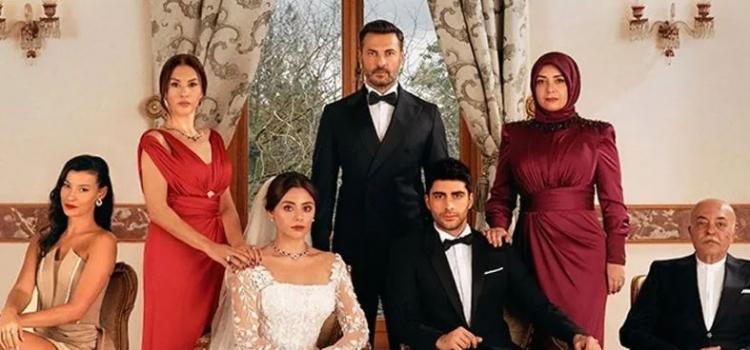 <p><span style="color:#800080"><strong>Kadrosunda </strong></span><span style="color:#B22222"><strong>Doğukan Güngör, Sıla Türkoğlu, Evrim Alasya, Settar Tanrıöğen, Sibel Taşçıoğlu, Müjde Uzman, Barış Kılıç</strong></span><span style="color:#800080"><strong> ve </strong></span><span style="color:#B22222"><strong>Ceren Yalazoğlu Karakoç</strong></span><span style="color:#800080"><strong> gibi birbirinden başarılı isimlerin yer aldığı dizide yaşayan ayrılık herkesi şoke etti.</strong></span></p>
