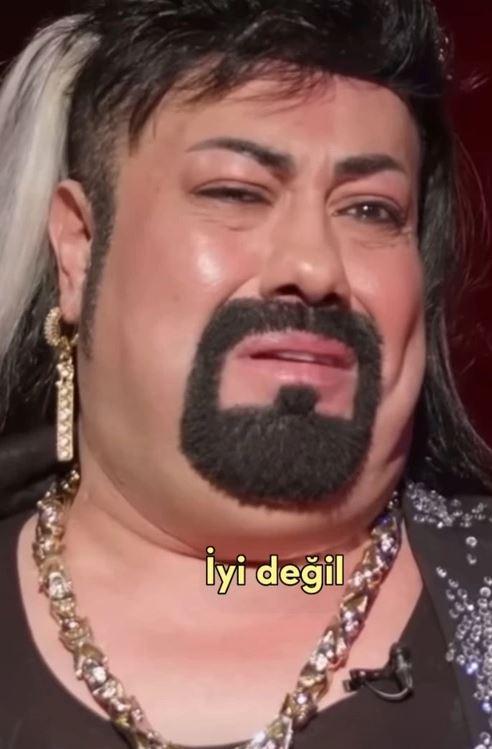 <p><strong>Annesine böbreğini vermek için eve dönmek isteyen Roman şarkıcı</strong>  <strong><span style="color:#B22222">"Bir girdim içeri annem yatıyor kefenlerle üzerinde bıçak var.  Üç kere ayağının altını öptüm, ona vaadim vardı. Elini tuttum annem benim elimi sıktı."</span> diyerek gözyaşlarına boğuldu. </strong></p>
