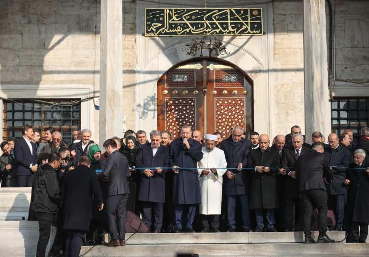 <p>Erdoğan, kurdele kesimi sırasında, "Tüm dünya Müslümanlarını, Yeni Cami'miz inşallah hizmette unutulmayacak anılarla inanıyorum ki bu güzel mekanda ağırlayacaktır. Ya Allah, Bismillah." ifadelerini kullandı.</p>