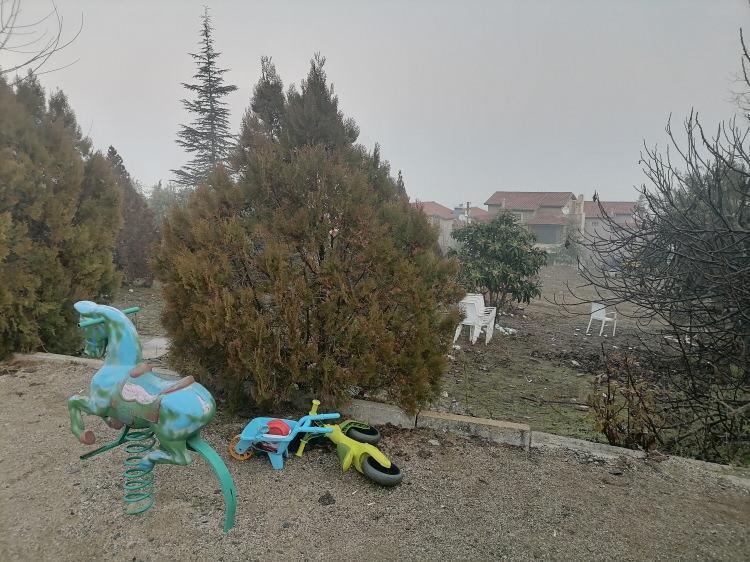 <p>Olay, Manisa’nın Salihli ilçesine bağlı Barış Mahallesi’nde meydana geldi. 2 yaşındaki Batu Demir, babası Aytuğ (35) ve annesi Yağmur Demir ile evlerinin karşısındaki oyun parkına gitti. </p>