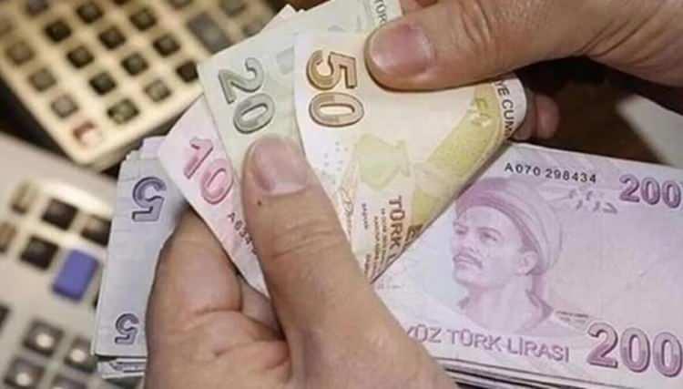 <p><strong>15 OCAK'TAN İTİBAREN YATMAYA BAŞLIYOR</strong></p>
<p><br />
Buna göre, memur, sözleşmeli ve memur emeklileri, zamlı maaşlarını ve enflasyon farkını 15 Ocak 2023 tarihinden itibaren almaya başlayacak.</p>
