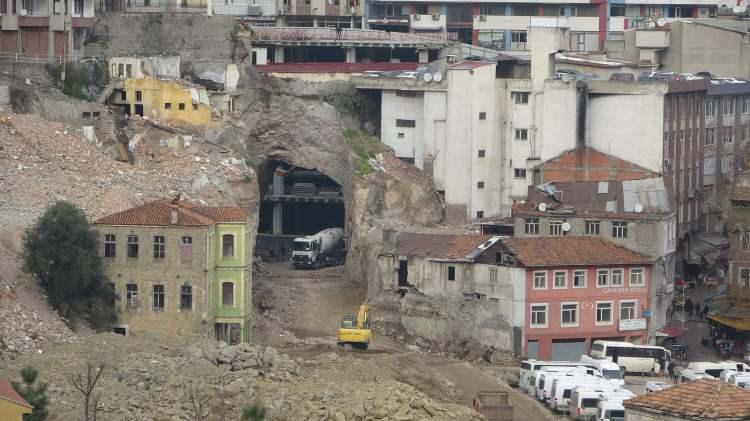 <p>Trabzon Büyükşehir Belediyesi tarafından şehir merkezinde yapımı devam eden katlı otapark Karadeniz Sahil Yolu'na bir tünelle bağlanacak. </p>
