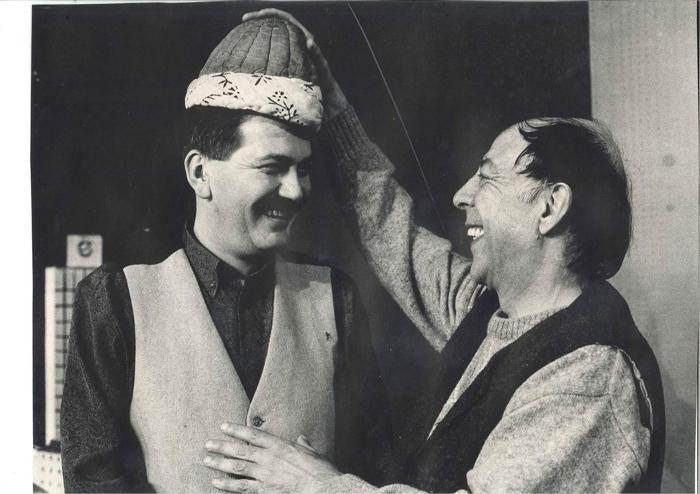 <p><span style="color:#B22222"><strong>&Ccedil;ok bocaladım, sarsıldım. Gitmediğim doktor, yatmadığım hastane kalmadı. Hastane duvarlarının i&ccedil;ine girdiğim zaman kendimi rahat, emniyette hissediyordum. Fakat dışarı &ccedil;ıktığımda toplumun o baskısı var ya... Bir sanat&ccedil;ı olarak sevilme zorunluluğu.</strong></span></p>
