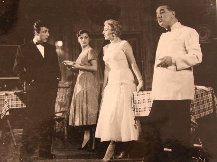 <p><span style="color:#B22222"><strong>Bu, sanat&ccedil;ıların &ccedil;ok başına gelen bir şey. Sevilmek istiyoruz, yani toplumdan bir şeyler bekliyoruz, biraz takdir bekliyoruz. Olmuyor, gelmiyor... Sonra nasıl oldu bilmiyorum, evime &ccedil;ekildim. Ve her şeye merak sardım. 'Acaba şizofrenide başlangı&ccedil; olan gaipten duyulan ses nedir?' gibi konuları merak ettim. Hi&ccedil;bir doktordan fayda g&ouml;remeyeceğimi anladım. Ben de psikanaliz tekniğini &ouml;ğrendim ve kendi kendime o kontağı kurdum. Karımın da yardımıyla tabii...</strong></span></p>
