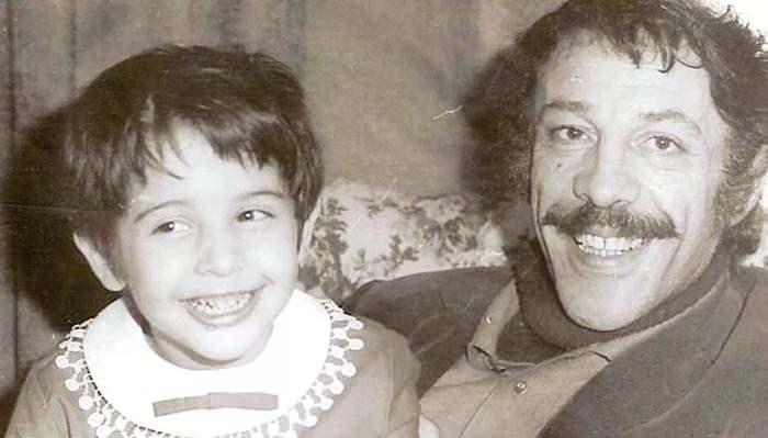 <p><strong>Demans ve akciğer hastalığıyla m&uuml;cadele eden usta isim aynı zamanda hafıza kaybı da yaşıyordu. &Ouml;zkul,&nbsp;efat eden bir&ccedil;ok tanıdığının hayatta olduklarını sanıyordu. Kızı G&uuml;ner &Ouml;zkul, onun son zamanlarını bir r&ouml;portajda ş&ouml;yle anlatmıştı:</strong></p>
